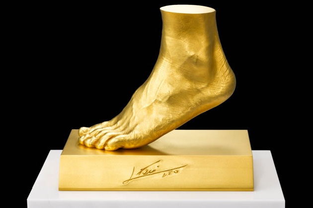 Lionel Messi Gold Foot by Ginza Tanaka (1)