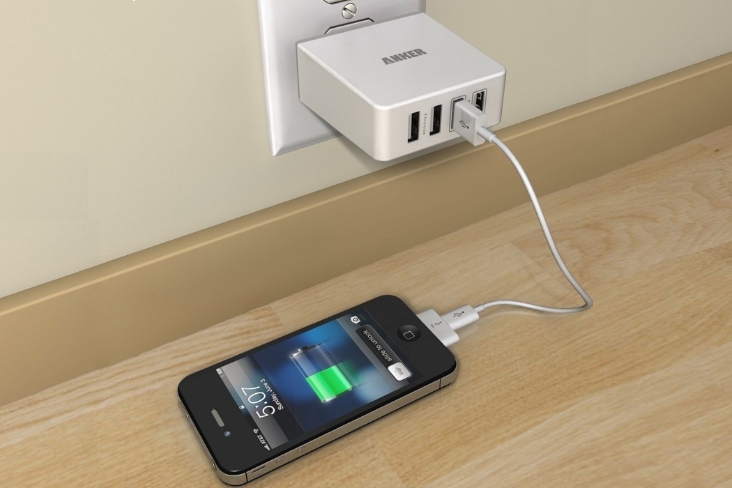 Quad-Port Compact USB Wall Charger (1)