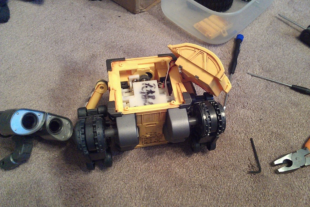 Arduino - Wall-E Robot With Voice Commands (1)