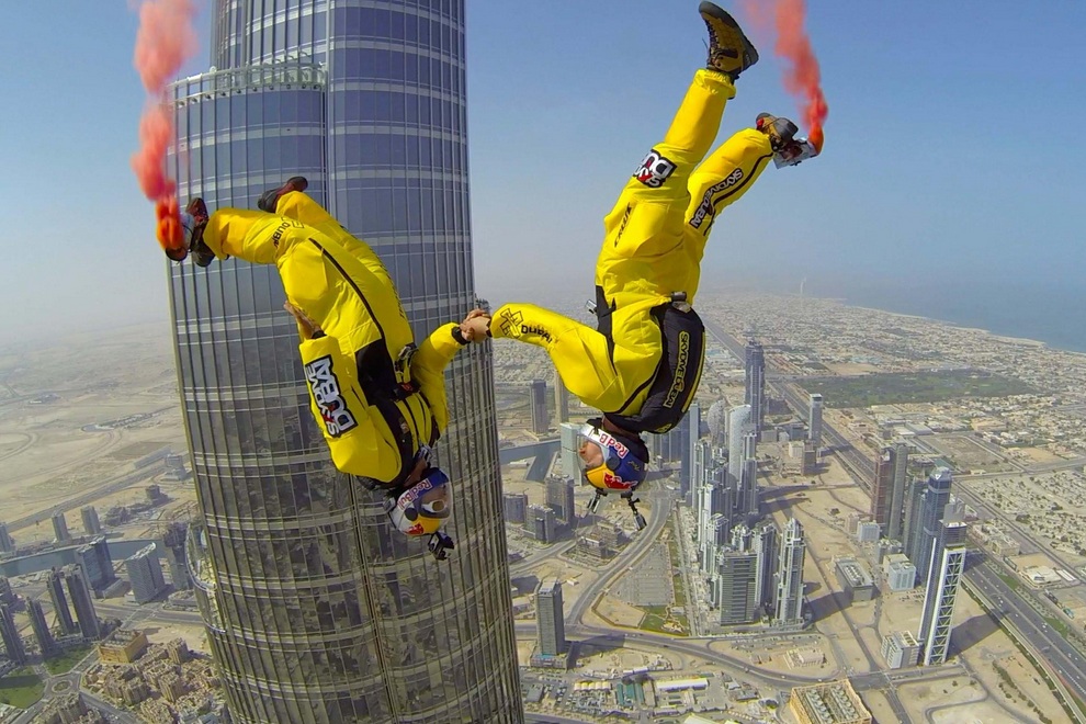 Breathtaking BASE Jump from Burj Khalifa Pinnacle