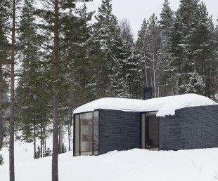 Contemporary Norwegian Cabin Designed for Warmth