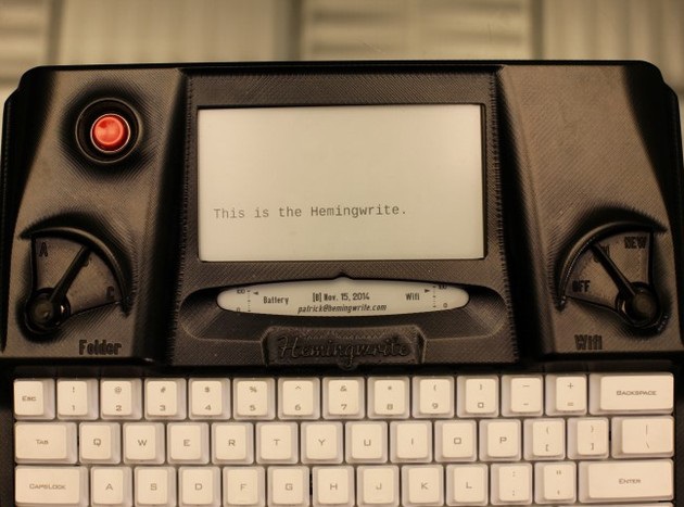 Hemingwrite Digital Typewriter Lets You Write Your Masterpiece (1)