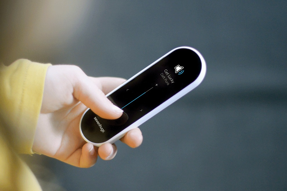 Sevenhugs Smart Remote Adapts To Control The Device It's Pointed At (3)