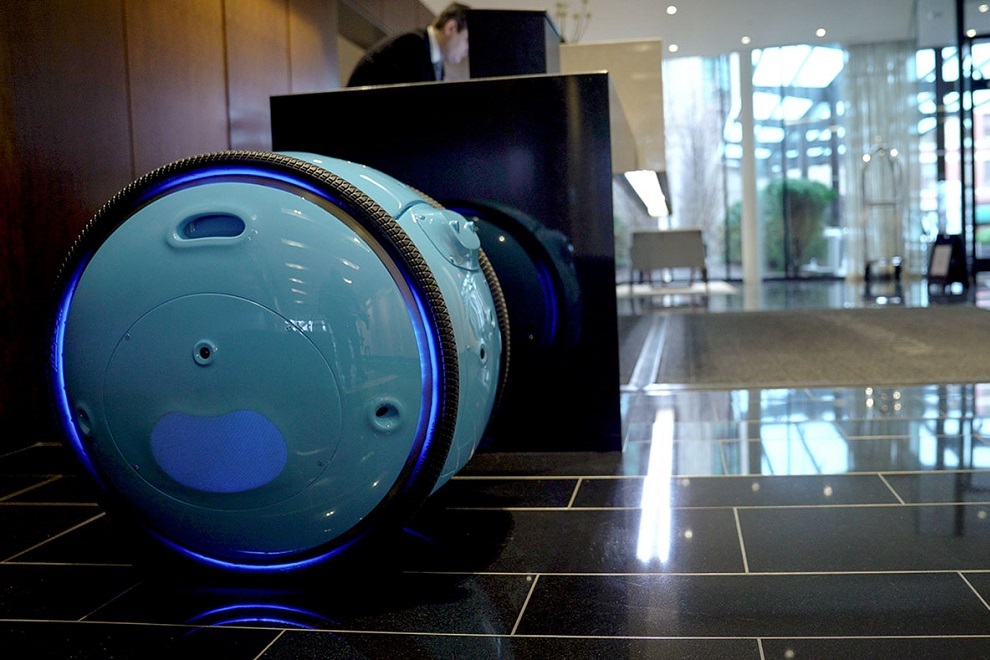 Piaggio s New Cargo Robot Gita will Now Carry Your Luggage (8)