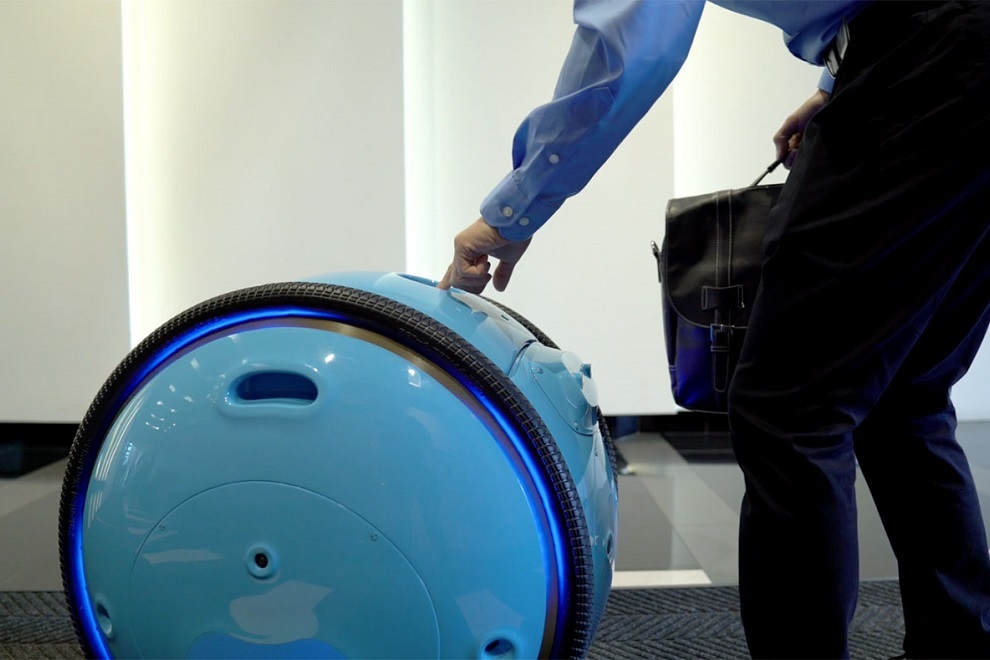 Piaggio s New Cargo Robot Gita will Now Carry Your Luggage (2)