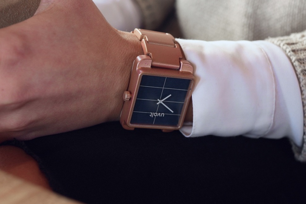 Uvolt Watch Brings Clean Energy to Your Phone Anywhere Anytime (5)