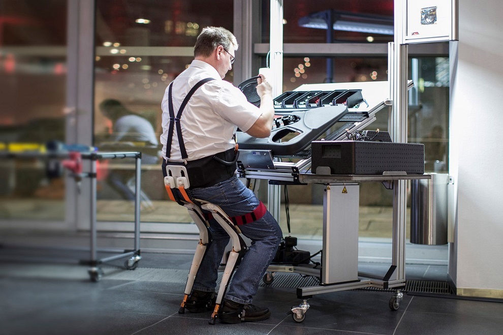Noonee Chairless Chair Reduces Physical Strain at Work (5)